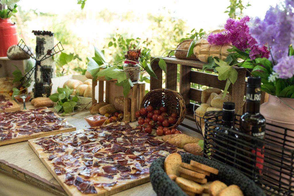 Catering de coctel con estaciones de comida personalizada, incluyendo paellas, aperitivos fríos y calientes, buffets y corners para eventos