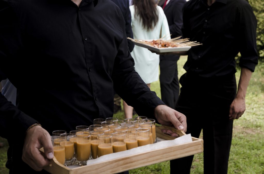 Aperitivos servidos en un cóctel vegetariano con una variedad de ingredientes frescos y coloridos