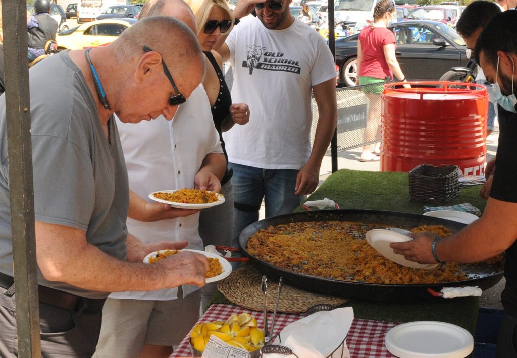 Menús vegetarianos completos con paella gigante, fideuá, arroces y aperitivos para eventos especiales.