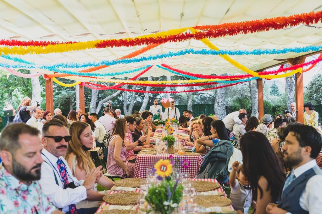Menú vegetariano con paellas gigante acompañada de aperitivos fríos para catering económico en eventos
